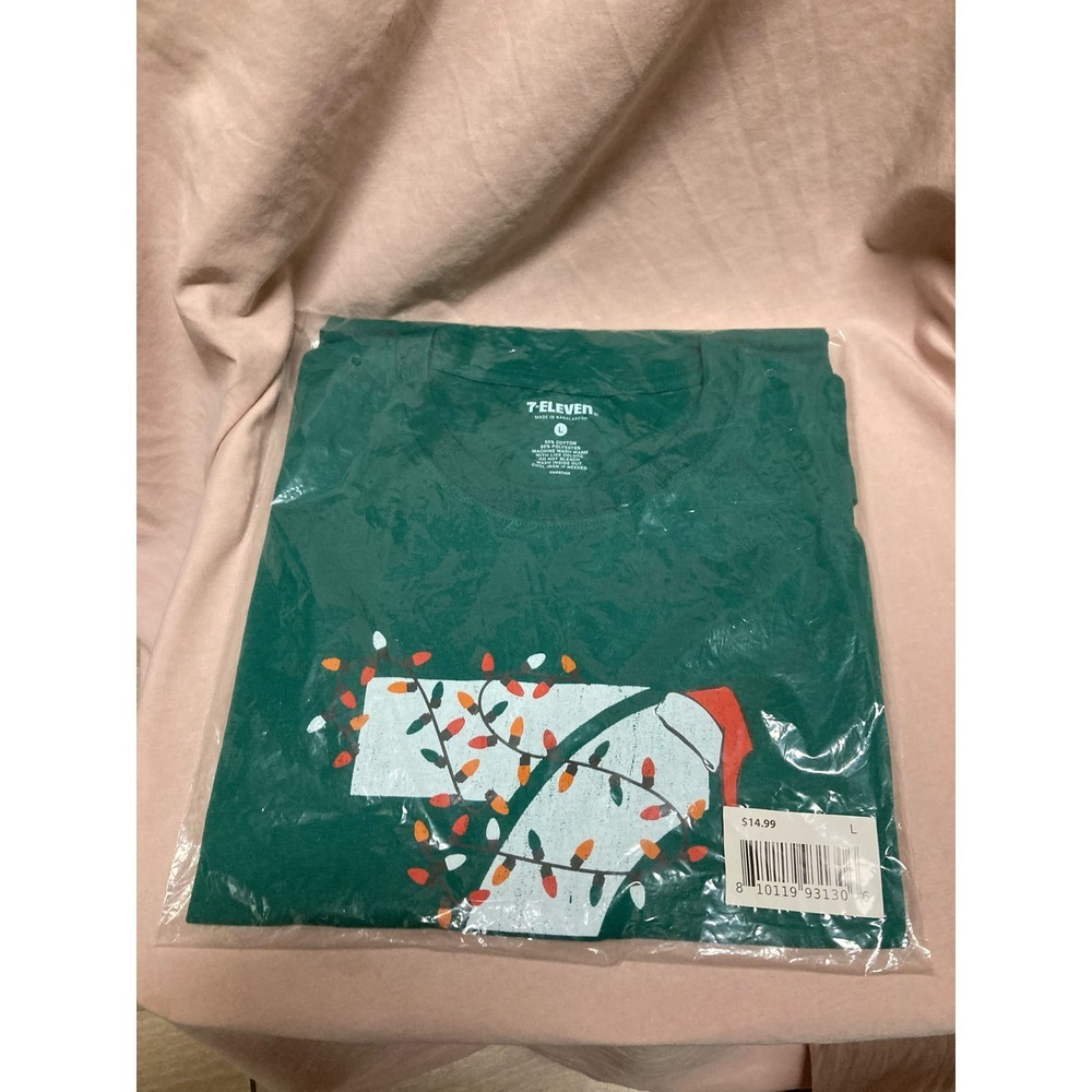 LIMITED EDITION 23 CHRISTMAS HOLIDAY LIGHTS 7-ELEVEN T-SHIRT  TOP GREEN Size L